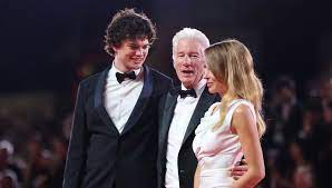 El atractivo hijo de Richard Gere, Homer de 24 años, roba el protagonismo  al actor tras posar juntos