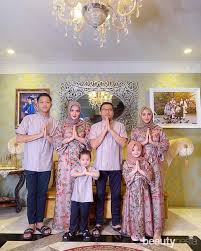 Lebaran tahun lalu tentunya menjadi spesial bagi penyanyi syahrini karena ia merayakannya untuk pertamakali sebagai seorang istri dari reino barack gaes, baju seragam pun turut menyempurnakan kebahagian syahrini di momen lebaran tahun lalu. Simpel Hingga Elegan 10 Gaya Fashion Keluarga Artis Indonesia Di Hari Lebaran