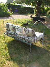 Banquette Bacchus Est De Style Vintage Shabby Chic Campagne Recup Retro Bref Tout Et Tout A La Fois Tout Ce Que Avec Images Lit En Fer Mobilier De Salon Banquette Jardin