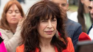 A mí no me defiendas con aplausos