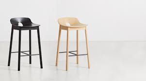 Lehnen sie sich zurück und genießen sie das morgendliche frühstück oder das dinner am abend auf ihrem neuen, bequemen tresenstuhl. Mono Counter Chair Von Woud I Holzdesignpur