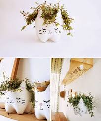 Collez des petits cailloux de couleurs sur le pot en terre. Diy Deco Transformer Des Bouteilles Plastique En Pot De Fleur
