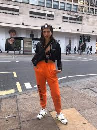 Dua lipa anunció las fechas de su tour 2022 por américa latina para presentar por distintas ciudades su disco future nostalgia , trabajo con . Dua Lipa London In The Rain Facebook