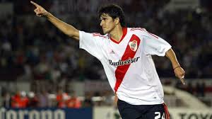 Luis gonzalez or river plate kicks the ball during a match between tigre and river plate as part of 13th round of torneo primera division 2015 at. Lucho Gonzales Cerca De River Superdeportivo Com Ar