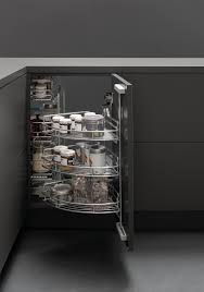 Sono molto utili per avere tutto a portata di mano e anche per fare il cambio di stagione senza impazzire. Meccanismo Angolare Easy Corner 6 Cesti Estraibile Necgs334545 Vibo Accessori In Filo Metallico Per Cucine