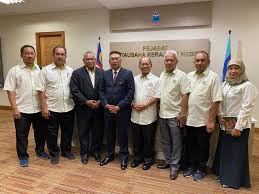 Setiausaha agung perikatan nasional, datuk seri hamzah zainuddin dan penyokong gabungan rakyat sabah meraikan kemenangan gabungan itu pada pilihan raya negeri sabah malam ini. Kunjungan Hormat Ke Pejabat Setiausaha Kerajaan Negeri Sabah Pejuta