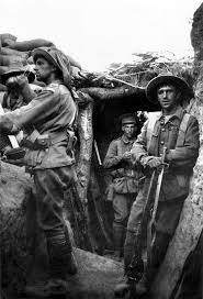 Esa mañana, antes de las seis, el día era luminoso y hacía calor. Infanteria Australiana En Una Zanja Turca Capturada En Gallipoli El 6 De Agosto De 1915 Cronologia De La Primera Guerra Mundial Wwi