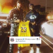 Los angeles lakers franchise index. Sportscenter Pa Twitter Nbaxespn Lebron James Le Da La Bienvenida Oficial A Anthony Davis En Los Lakers Y Le Hizo Entrega De La Numero 23