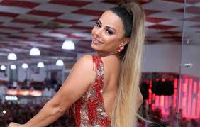 Jun 26, 2021 · a famosa que também costuma arrasar como rainha de bateria do carnaval, exibiu o resultado com fios mais longos e claros, e celebrou o resultado. Carnaval 2020 Viviane Araujo Triplamente Rainha De Bateria O Fuxico