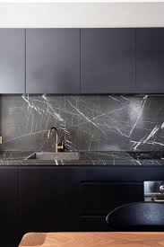 Schwarzer Marmor Kuche Modern Minimalsitisch Messing Armatur Interiors Granit Kuche Moderne Kuche Kuchendesign