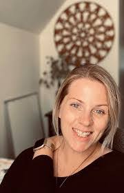 Kerri Robertson's Instagram, Twitter & Facebook