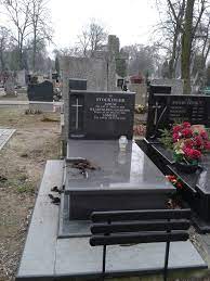 W bostonie milion ludzi siedzi w domach, z nieczęsto odbezpieczoną bronią palną i truchleje ze strachu przed jednym. Andrzej Stockinger Wikipedia Wolna Encyklopedia