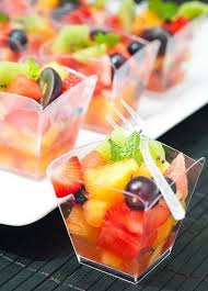 Copas Individuales De Frutas Para Un Coctel Aperitivos Fresh Fruit Recipes Fruit Recipes Food