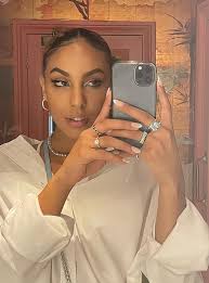 Mixed-race recruitment consultant wins more than £12,000 after manager told  he she looks like 'an alien from the Avatar movie' because of braids in her  hair