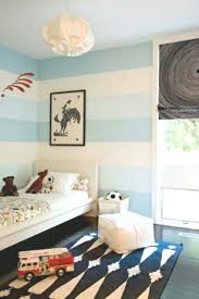Streifen Wand Streichen Deko Idee Weiss Blau Junge Kinderzimmer Gestreifte Wande Wandfarbe Kinderzimmer Wande Streichen