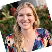 Lisa Gee's Instagram, Twitter & Facebook