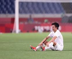 © ayaka naito / afp 東京五輪、サッカー男子1次ラウンド・グループa、日本対メキシコ。健闘をたたえ合う両チームの選手（2021年7月25日撮影）。 Ufmqbobexhdhbm