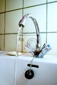 Wer auf neueste technologien steht, wird sich auch im badezimmer über solche accessoires freuen. Altes Badezimmer Wasserhahn Fototapete Fototapeten Wasserhahn Tippen Waschen Myloview De