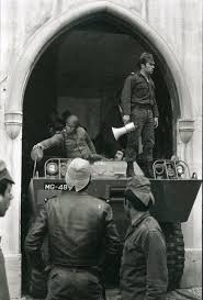 20 também protagonizou um filme a contar essa noite. 25 De Abril A Revolucao Dos Cravos Revolucao De 25 De Abril 25 De Abril Imagens De Lisboa