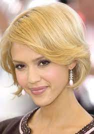 The blonde hair color brightens her skin. 12 Kurzhaarfrisuren Von Jessica Alba Short Blonde Hair Jessica Alba Hair Jessica Alba Bob Haircut