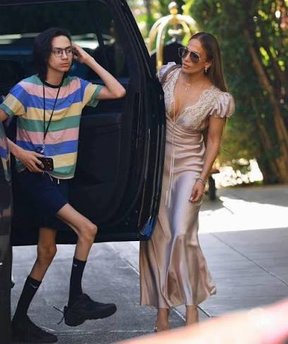 Jennifer Lopez et son fils 💛✨ Un moment plein de classe et de tendresse.  J.Lo toujours iconique, et son fils qui grandit avec tellement d'élégance.  La famille avant tout 🫶🏽👑