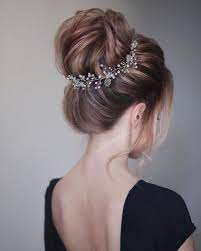 Nul besoin de sarracher les cheveux quils soient courts ou longs pour trouver sa coiffure de mariage. Coiffure Mariage Cheveux Mi Longs Ou Une Allure Impressionnante Chignon Mariage Cheveux Mi Longs Coiffure Mariage Coiffure Mariee Chignon