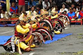 Permainan kuda kepang ialah sejenis tarian pahlawan berkuda yang berasal daripada jawa, indonesia. Seni Kuda Lumping