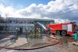 Bij de brand komt veel rook vrij. T Lqbzc5hwx2um