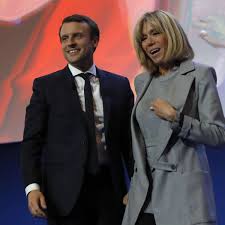 Emmanuel macron giflé lors d'un déplacement dans la drôme, deux personnes interpellées. Brigitte Macron Die Ehefrau Von Prasident Emmanuel Macron Ist 25 Jahre Alter Politik