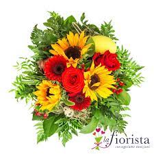 Il mazzo di fiori consegnato potrebbe differire rispetto a quello in foto in base alla disponibilita' e stagionalita' dei fiori Bouquet Con Fiori Rossi E Girasoli Consegna Gratis