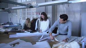 Okay, la rentrée est dans un bon mois et je viens déjà te parler d'études, c'est pas cool du fioul. Mental O Conseils De Pro Pour Travailler Dans La Mode