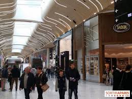 Aeroville Le Centre Commercial De Roissy Tremblay En France Centre Commercial Commercial Album Photo