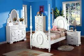 This traditional barocco style bedroom set consists of queen size leather panel bed with 2 nightstands. 4 Post Bed Canopy Traditional Victorian Style Wood Bedroom Furniture Set In Ivory Finish With Floral Design Traditional Furniture Traditional Furniture Styles Traditional Living Room Furniture Traditional Bedroom Furniture Traditional Office