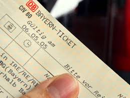 Beieren is één van de mooiste deelstaten van duitsland. Verkauf Von Bayern Ticket Am Munchner Hauptbahnhof Seniorin Bescheisst 76 Jahrige Stadt