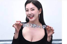 張雨綺（粵拼 簡化字：张雨绮 ；英文： kitty zhang ；1986年 8月8號—），原名張爽（ zoeng 1 song 2 ； 张爽 ），係中國大陸女演員，山東 德州人，2007年參演周星馳電影《長江7號》女主角而開始出名。. å¼µé›¨ç¶ºèº«ææœ‰å¤šå¥½ ä¸€å¼µä½Žèƒ¸å½Žè…°ç…§å'Šè¨´ä½  å¨›æ¨‚ ä¸­æ™‚æ–°èžç¶²