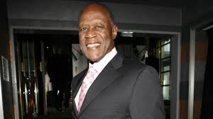 El pobre eduardo vivía sólo en el castillo hasta que una encantadora joven, que trabajaba para la firma avon, lo llevó a su casa junto con su familia. Fhgpxbfd1flbym