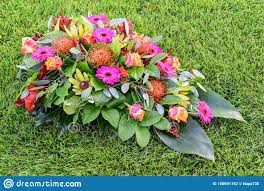 Todos Os Arranjos De Flor Do Dia De Saint Flores Para O Cemiterio E Funeral Foto De Stock Imagem De Flor Gergeladeira 150691152
