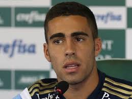 O pessoal odeia o Roger Guedes, mas eu não vejo ele como traíra. Aceitaria  de boa ele na ponta esquerda, tamo carente nessa posição.