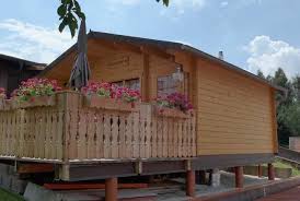 Ein Gartenhaus Auf Stelzen Hanglage Perfekt Gemeistert Gartenhaus Outdoor Dekorationen Garten