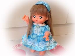 娘のお人形のメルちゃん 25センチサイズのお人形です 着せ替え遊びに服や小物を作ってみました 服の第３弾は 切り替えワンピース のアレンジバージョンです 型紙は同じですが 少し手を加えるとお人形服らしくフリフリのドレス風になりました メルちゃん 服