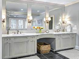The compact bathtub and large mirror against the wall bring reflection for a larger effect. Master Bathroom Mirrors Whaciendobuenasmigas