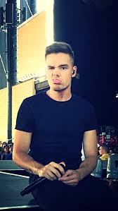 Fans were surprised when liam payne of one direction stopped the car he was driving in to come over and meet some patiently awaiting fans. Liam Payne 2013 July 14 Liam Payne Funny Ex Memes Liam James
