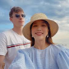This is josh and ollie, and we make content across our two channels korean englishman and . Korean Englishman Josh S Wife Gabie Kook Apologizes For Her Quarantine Controversy And More Kpophit Kpop Hit
