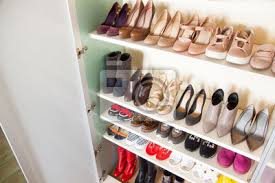 Trotzdem ist der platz in meinem schrank leider etwas klein. Damen Damenschuhe Und Mehr Schuhe Kleiderschrank Schrank Fototapete Fototapeten Kleiderstander Mokassin Ballettschuhe Myloview De