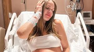 Ex-BBB Paulinha Leite antecipa parto após complicações de um dos gêmeos: ‘Chorei’