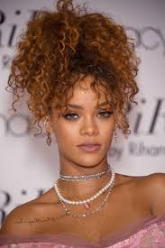 Unlulerin Tasma Kolye Tercihleri Rihanna Celebrity Choker Necklace Rihanna Dogal Sac Sac Ve Guzellik Kivircik Sac Modelleri