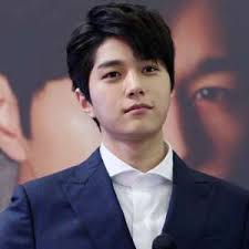 He left woollim entertainment in august 2019 but is still a member of the group. L Singer Birthday Real Name Age Weight Height Family Contact Details Girlfriend S Bio More Notednames