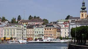 The salzkammergut is a resort area in austria, stretching from the city of salzburg eastwards along the alpine foreland and the northern limestone alps to the peaks of the dachstein mountains. Rund Um Den Traunsee Urlaub In Hallstatt Im Salzkammergut