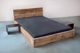 Wasserbett — ein wasserbett ist ein bett, dessen matratze mit wasser gefüllt ist. Upcycle Berlin Bett Modell Low Bettrahmen Aus Aufgearbeitetem Bauholz Mit Angeschragtem Kopfteil Bett Selber Bauen Bett Selber Bauen Anleitung Bauen Mit Holz