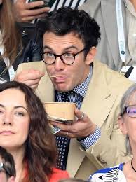 Petition für alle Männer in Bridgerton, in Staffel 4 schlüpfrige kleine  Brillen zu tragen : r/BridgertonNetflix